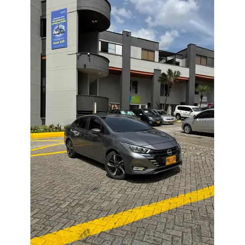 Nissan Versa 2026 Gris Medellín