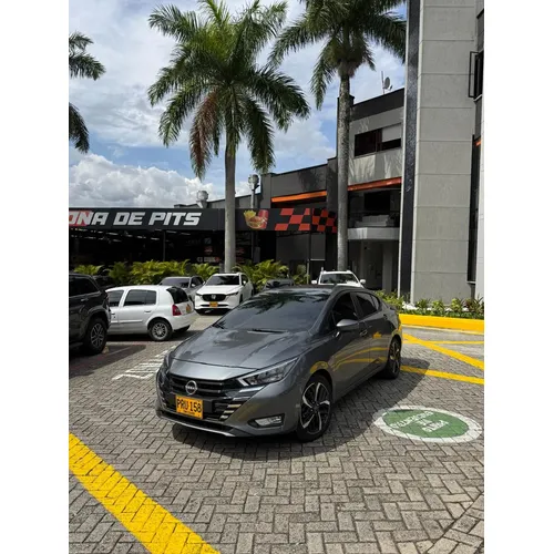 Nissan Versa 2026 Gris Medellín