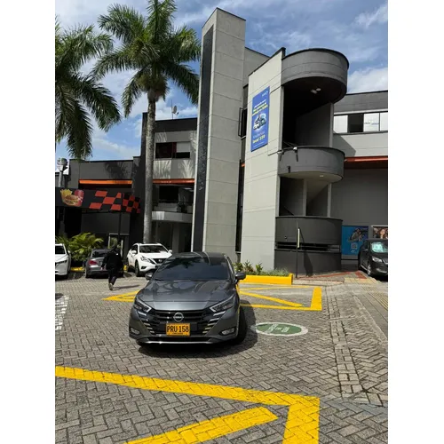 Nissan Versa 2026 Gris Medellín