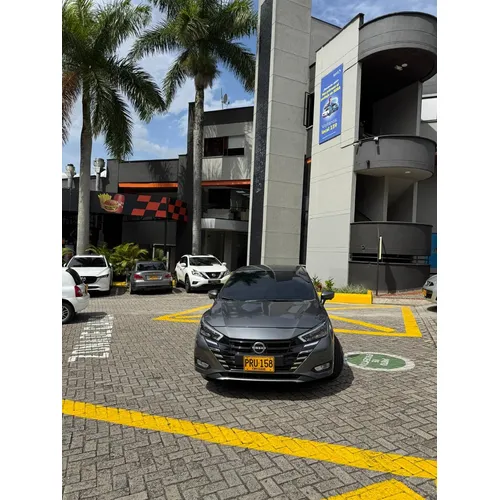 Nissan Versa 2026 Gris Medellín