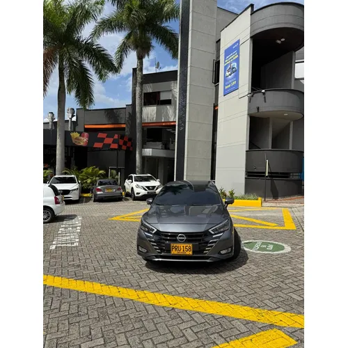 Nissan Versa 2026 Gris Medellín