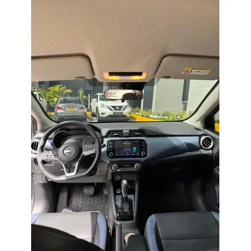Nissan Versa 2026 Gris Medellín